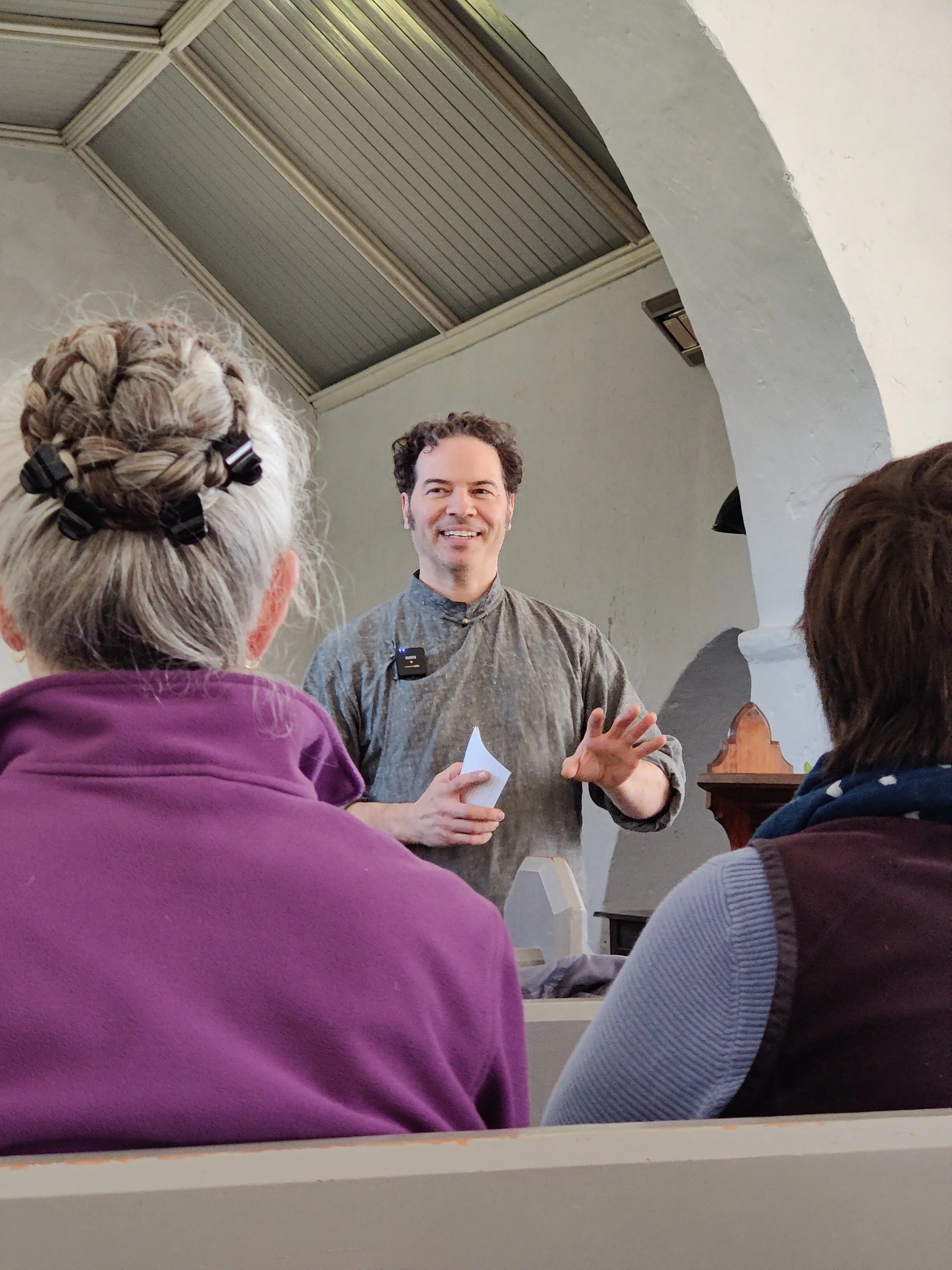  Y Cerddor Ceri Owen Jones / Musician and Trainee Herbalist Ceri Owen Jones 