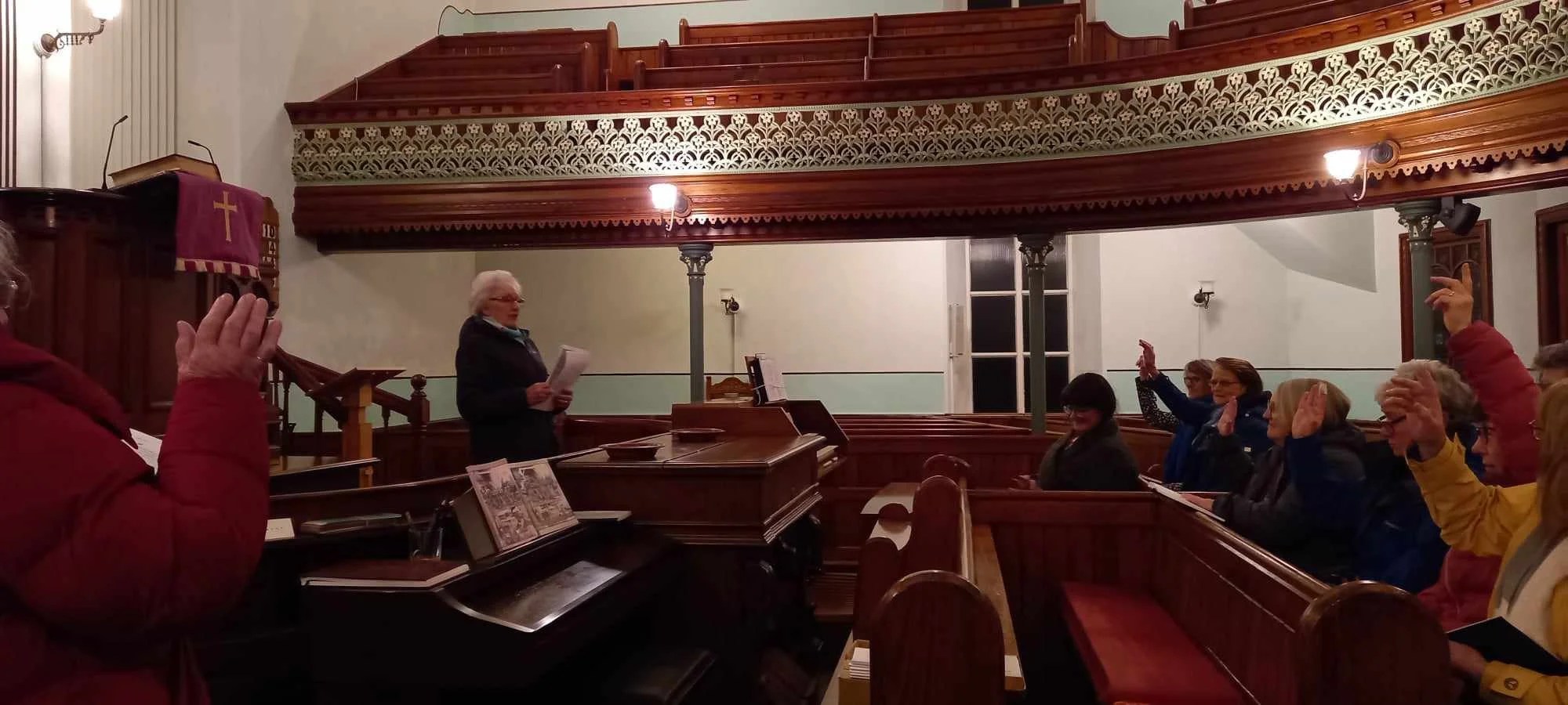  Margaret Daniel yn cyflwyno hanes Capel Blaenannerch / Margaret Daniel addresses the Allen Raine Opera Study Group  