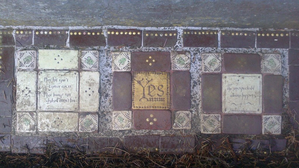 Y Cwm Soniarus / Where the waves meet the shore /&nbsp;sure